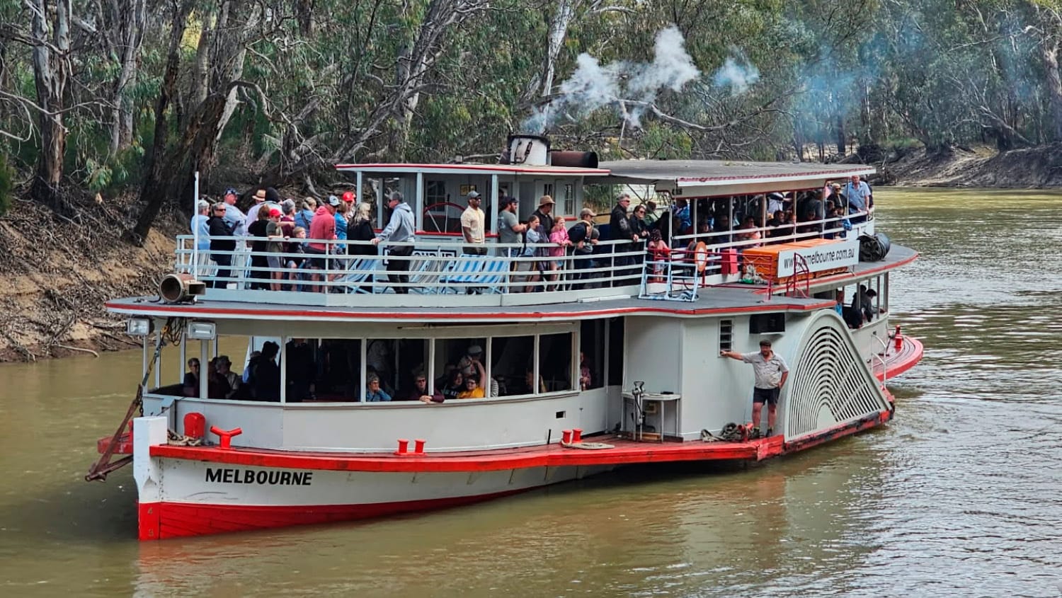 PS Melbourne Steams Upstream