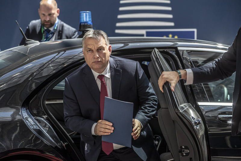ორბანმა კორონა მოირგო