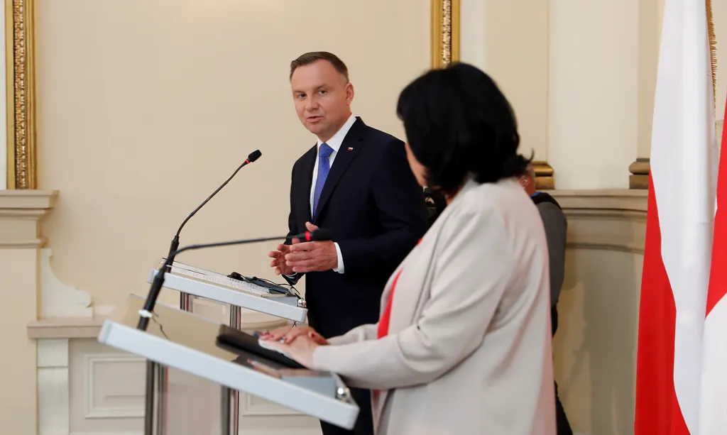 "Lex Tusk": პოლონეთის კანონი რომელიც მის მოკავშირეებს გულზე დაადგათ
