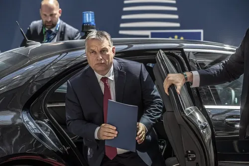 ორბანმა კორონა მოირგო