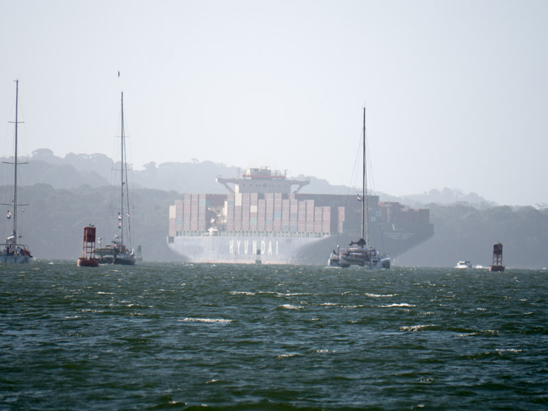 Vi møter et digert containerskip i Culebra Cut