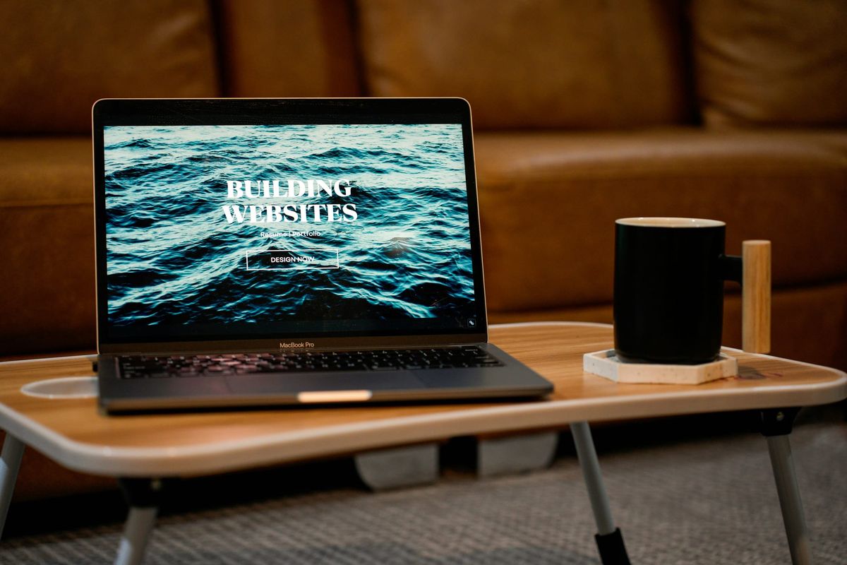Landing page vs sito web: cosa scegliere per il tuo business