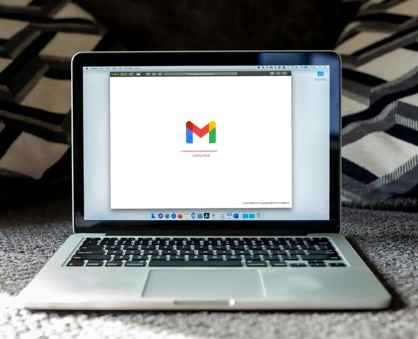 Schermata di email marketing su laptop con statistiche di apertura e click