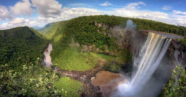 Kaieteur Falls on the Potaro River, Guyana. Photo: Bill Cameron / Wikimedia Commons, CC BY-SA 3.0.