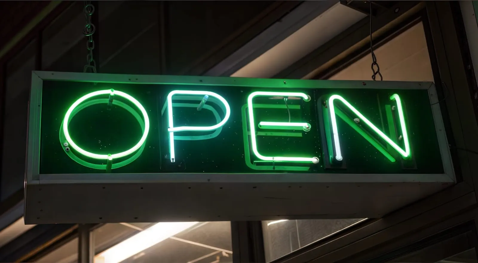 Green neon sign that says open