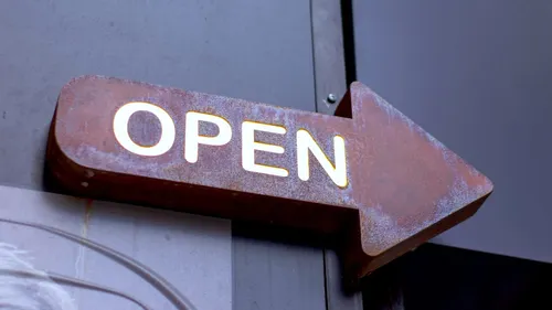 Metal arrow reading open