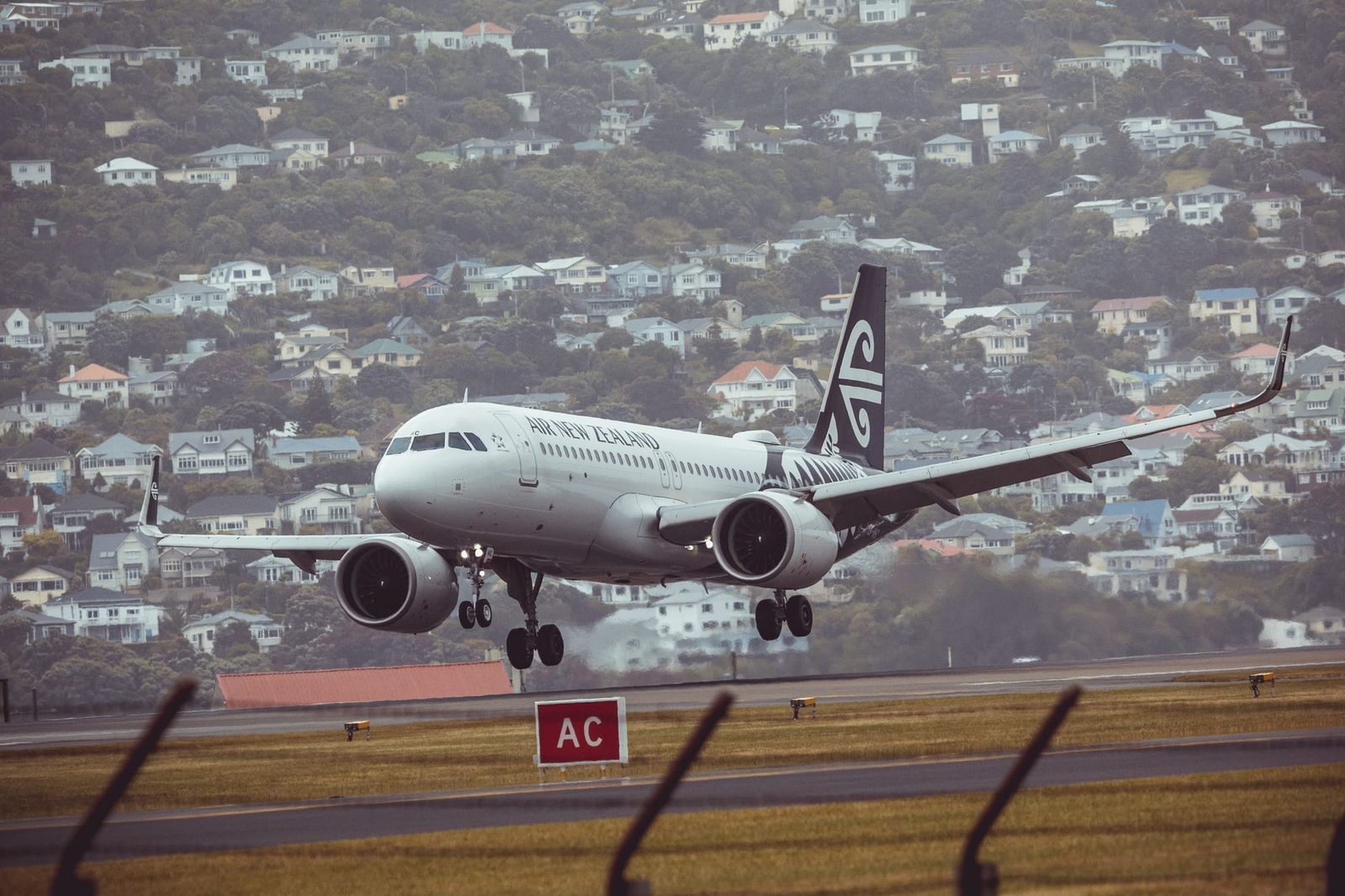 Air New Zealand landing in Wellington