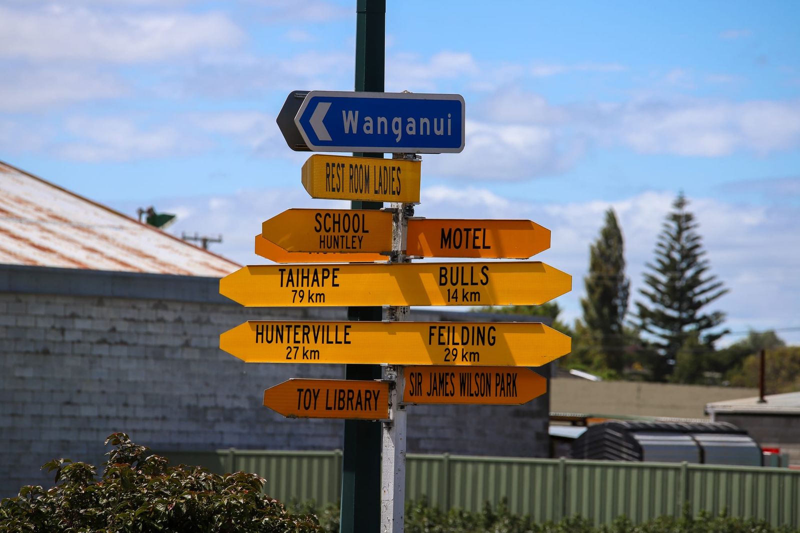Multi-destination signpost, Marton