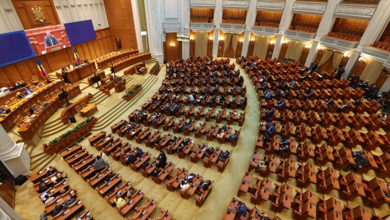 Parlamentul elimină obligația instalării capacităților de stocare pentru prosumatorii de energie solară