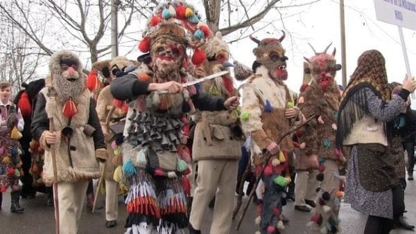 Tradiții și obiceiuri românești de Anul Nou: O călătorie prin simboluri și semnificații