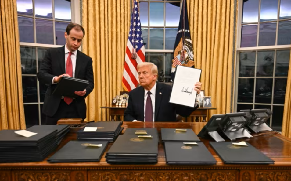 Donald Trump lovește din prima zi: Avalanșă de Ordine Executive privind Imigrația, Grațieri, TikTok, OMS, Acordul de la Paris...