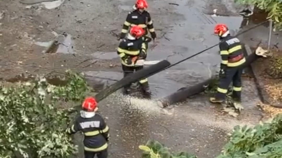 Furtună puternică în județul Neamț: acoperișuri smulse și pagube semnificative