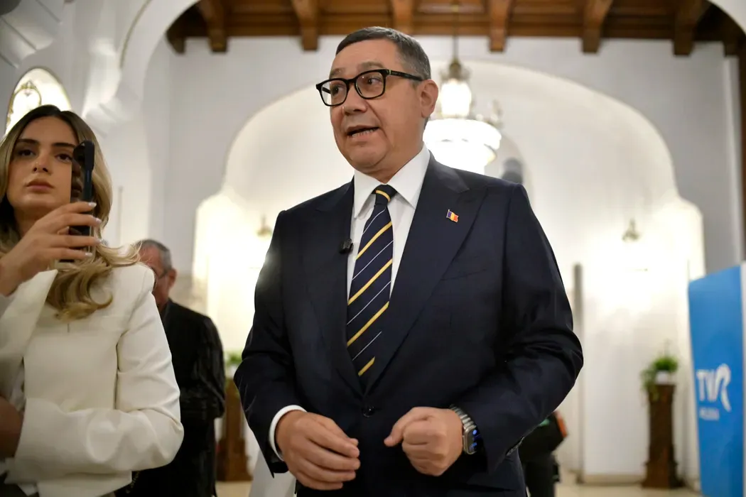 Scena pe care TVR n-a comentat-o: gestul neașteptat al lui Ponta în direct, în timp ce rivalii vorbeau
