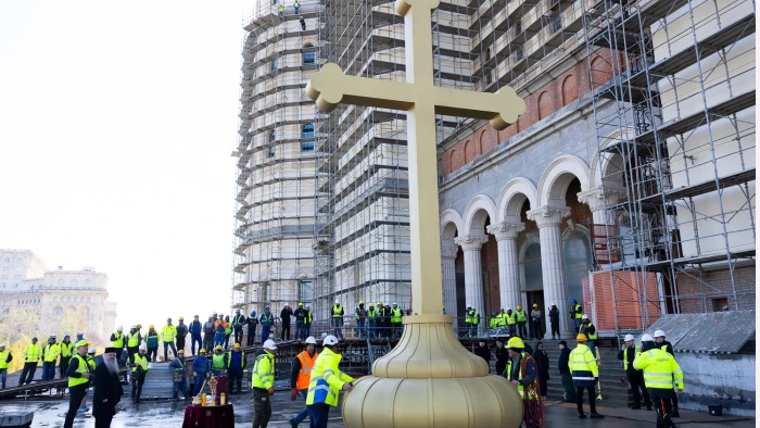 Crucea principală a fost montată pe turla mare a Catedralei Naționale ---video