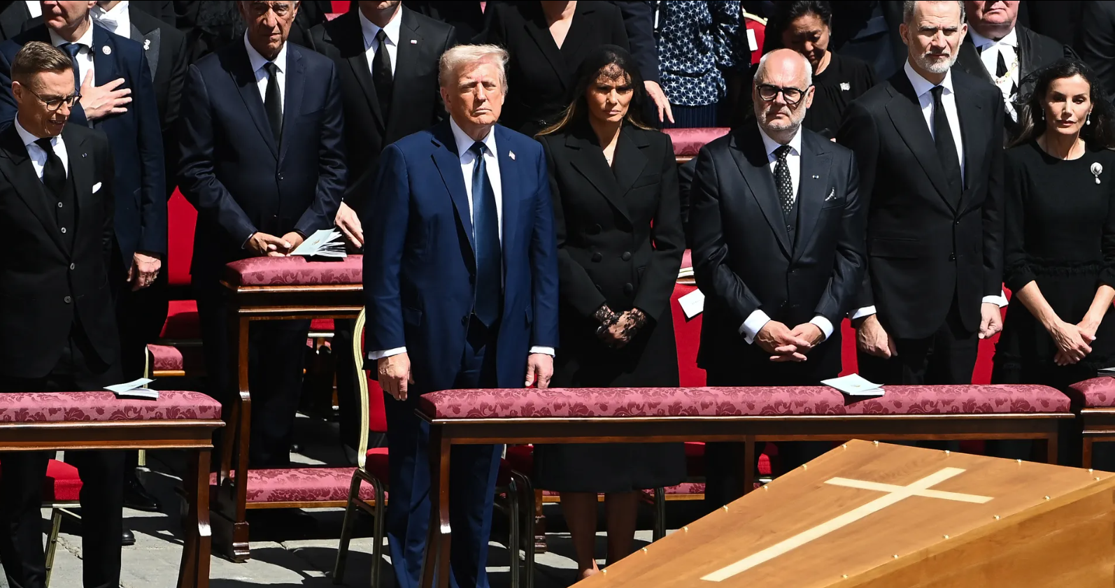 Costumul albastru al lui Trump la funeraliile Papei: Lipsă de respect sau simbol al independenței?