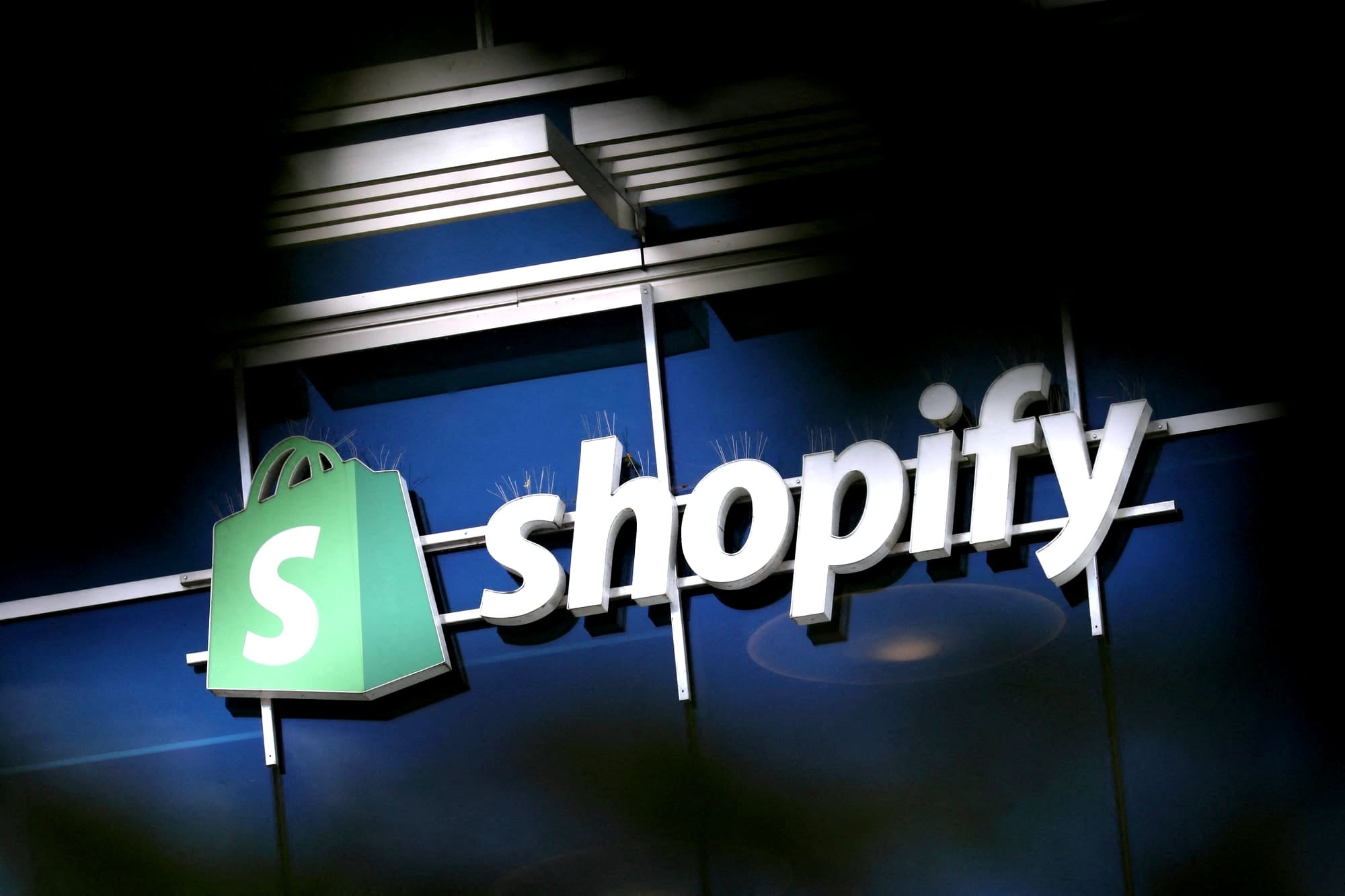 La Shopify, AI-ul decide dacă mai ai nevoie de colegi