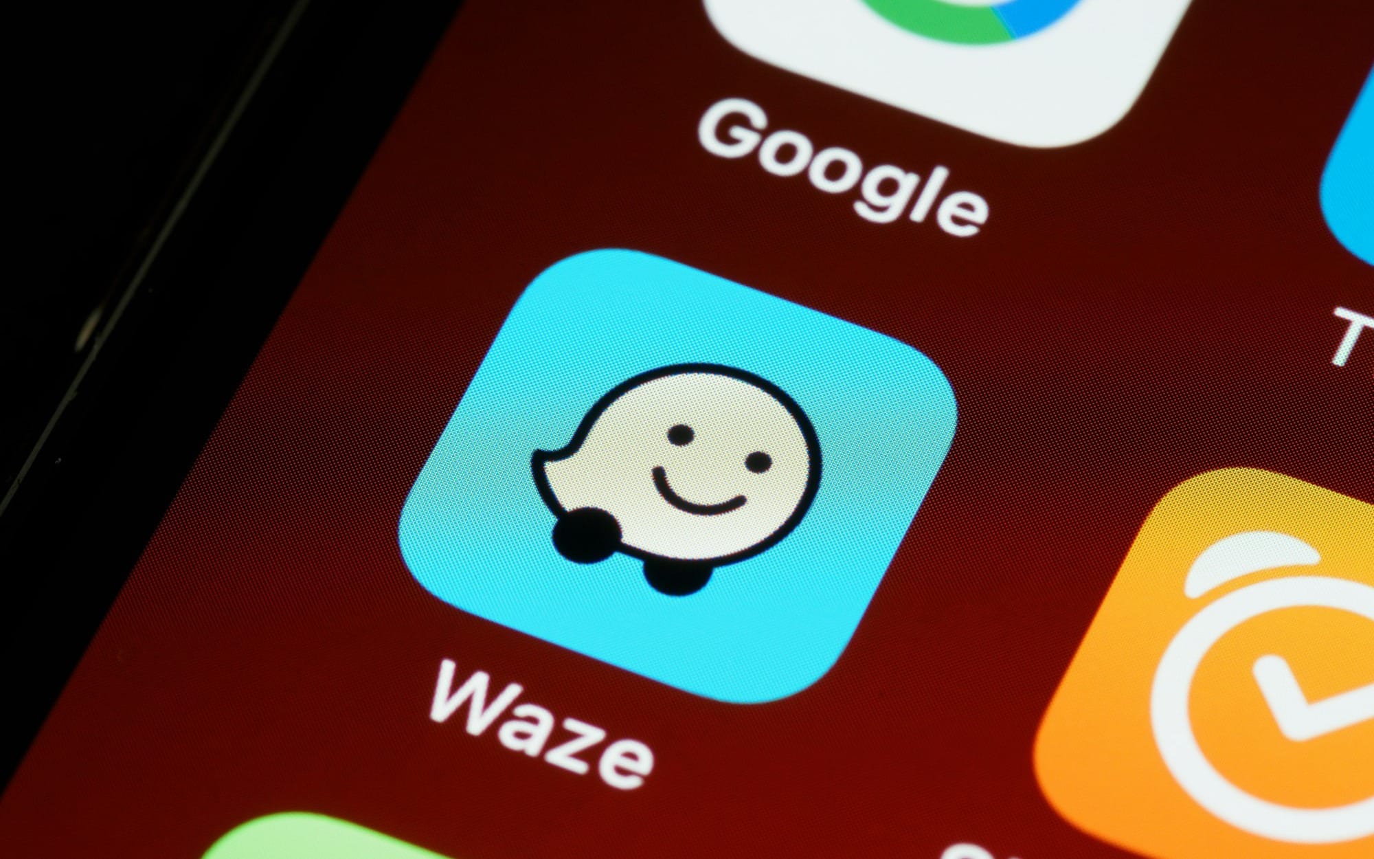 Actualizare majoră în Waze: parcările disponibile apar direct pe hartă