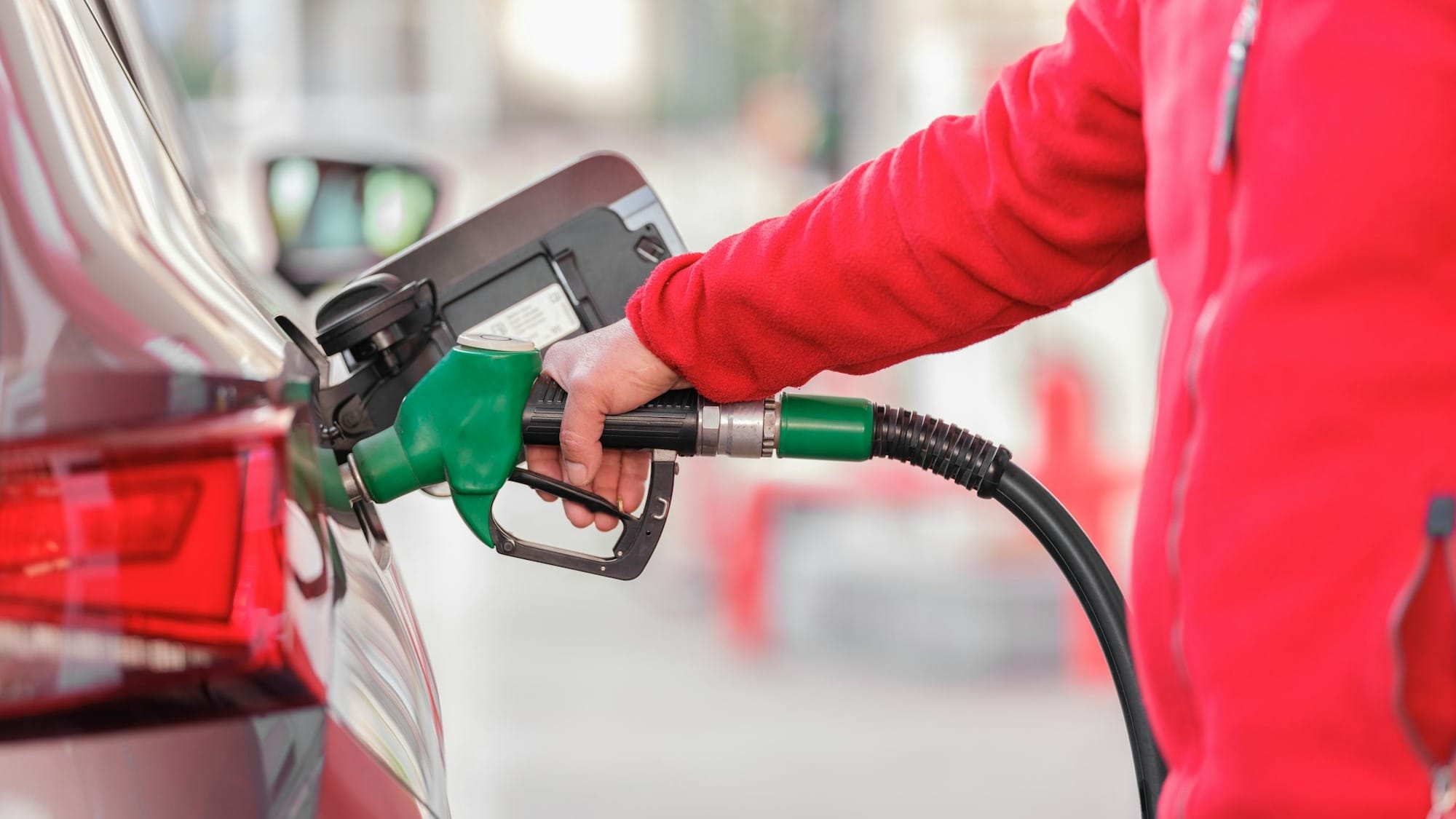 Prețurile carburanților scad sub 7 lei pe litru în România, pe fondul ieftinirii petrolului la nivel global