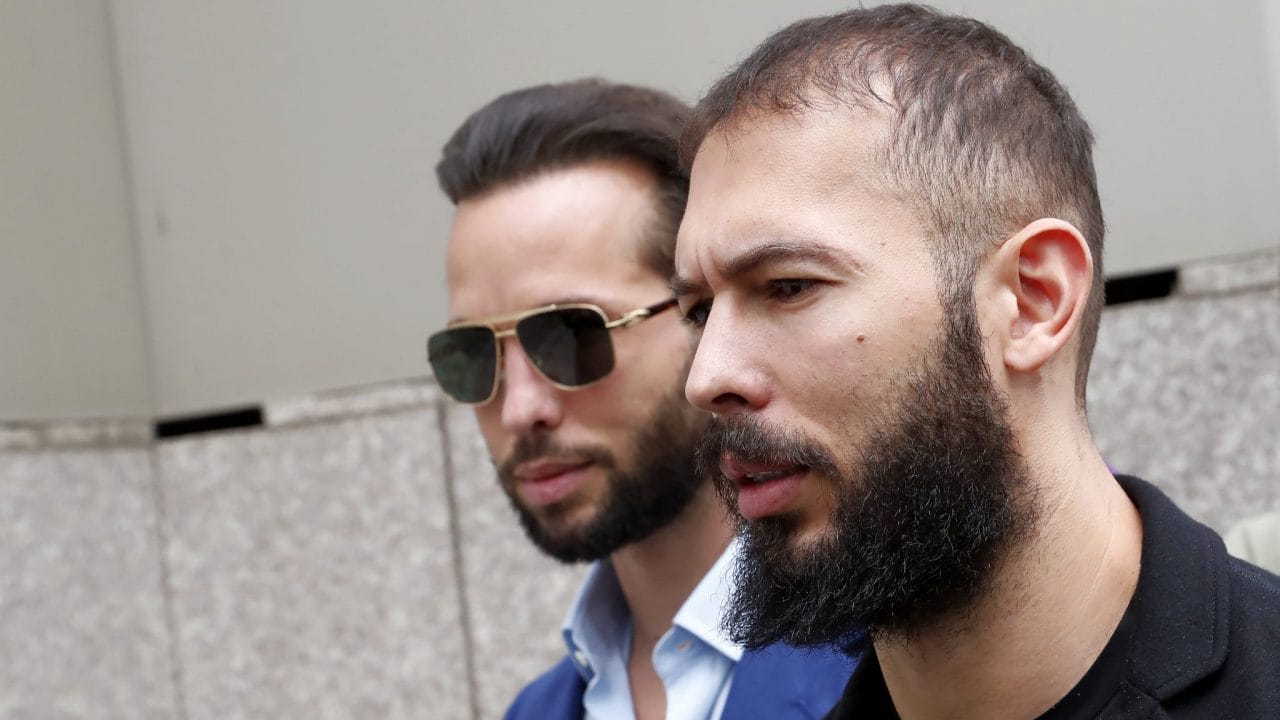 Andrew și Tristan Tate, acuzați oficial în Marea Britanie de viol și trafic de persoane. Extrădarea din România rămâne suspendată până la finalul proceselor