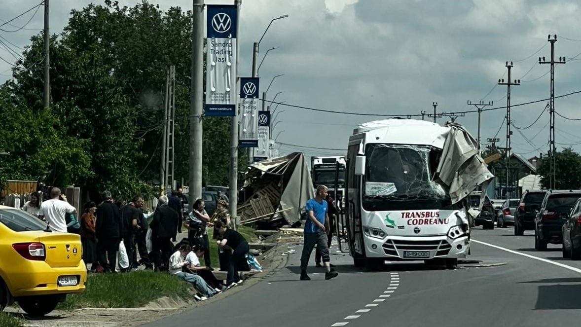 Accident grav la Lețcani: Planul Roșu activat după coliziunea violentă dintre un autocar și un camion