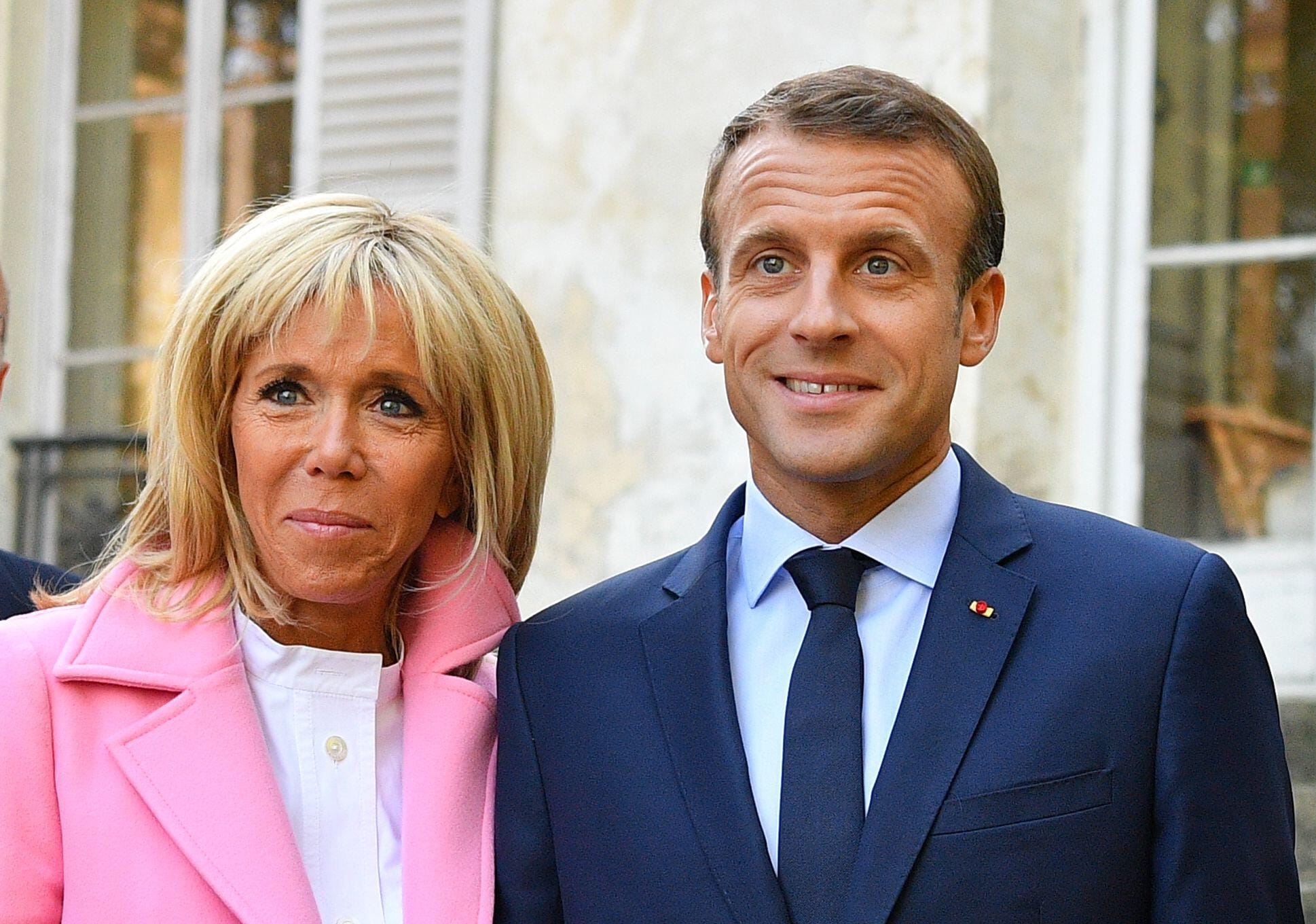 Gest neașteptat în avionul prezidențial: reacția Brigittei Macron face înconjurul lumii-Video