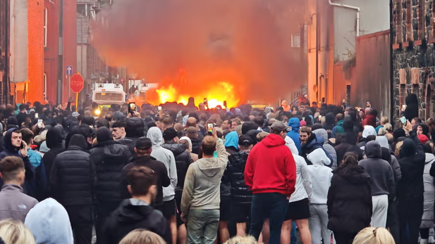 Irlanda de Nord: Doi români de 14 ani, acuzați de viol – protestele au degenerat în violență