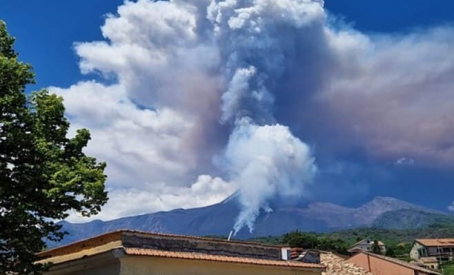 Erupție spectaculoasă pe Etna: lavă, cenușă și alertă roșie în Sicilia