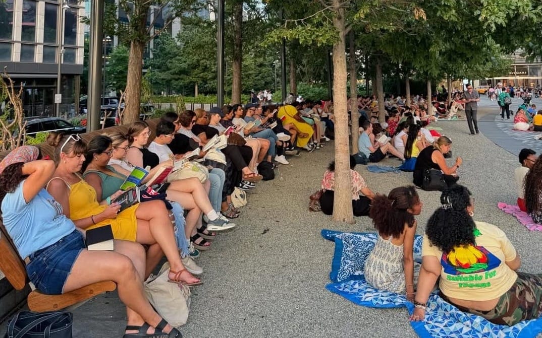 Cea mai liniștită petrecere din lume? Reading Rhythms adună sute de oameni care citesc în tăcere totală