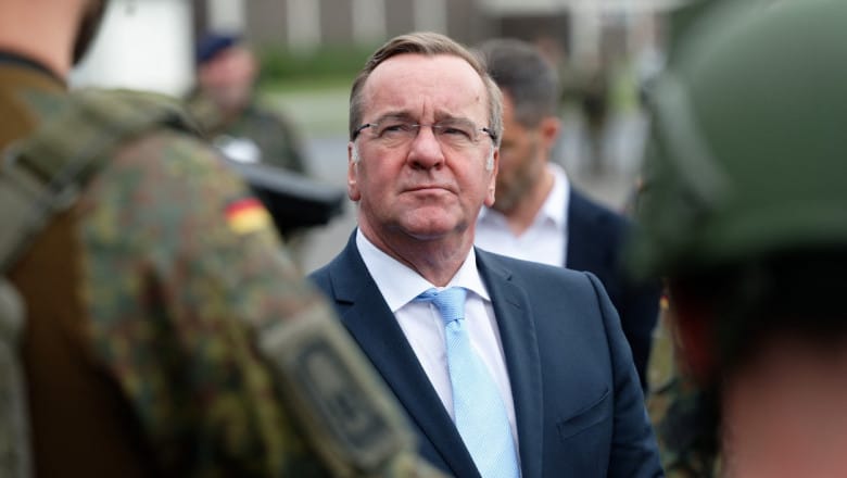 Germania își reafirmă sprijinul: ministrul Apărării, în Ucraina sub bombardamente