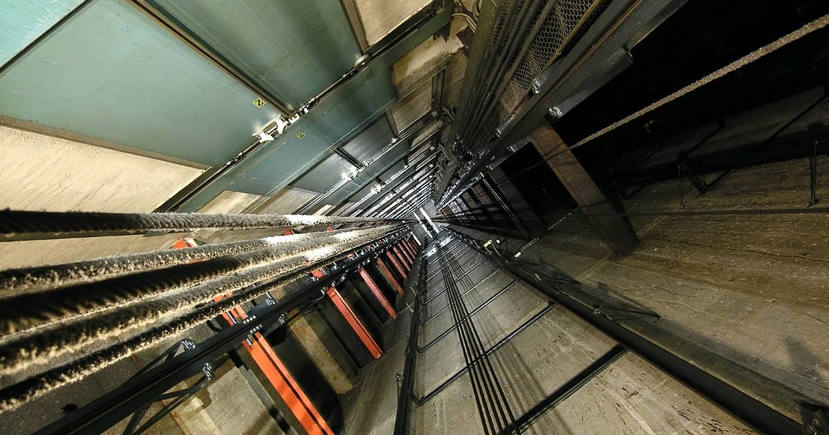 Clădire din Timișoara, scenă de coșmar: Patru persoane au căzut cu liftul în subsol