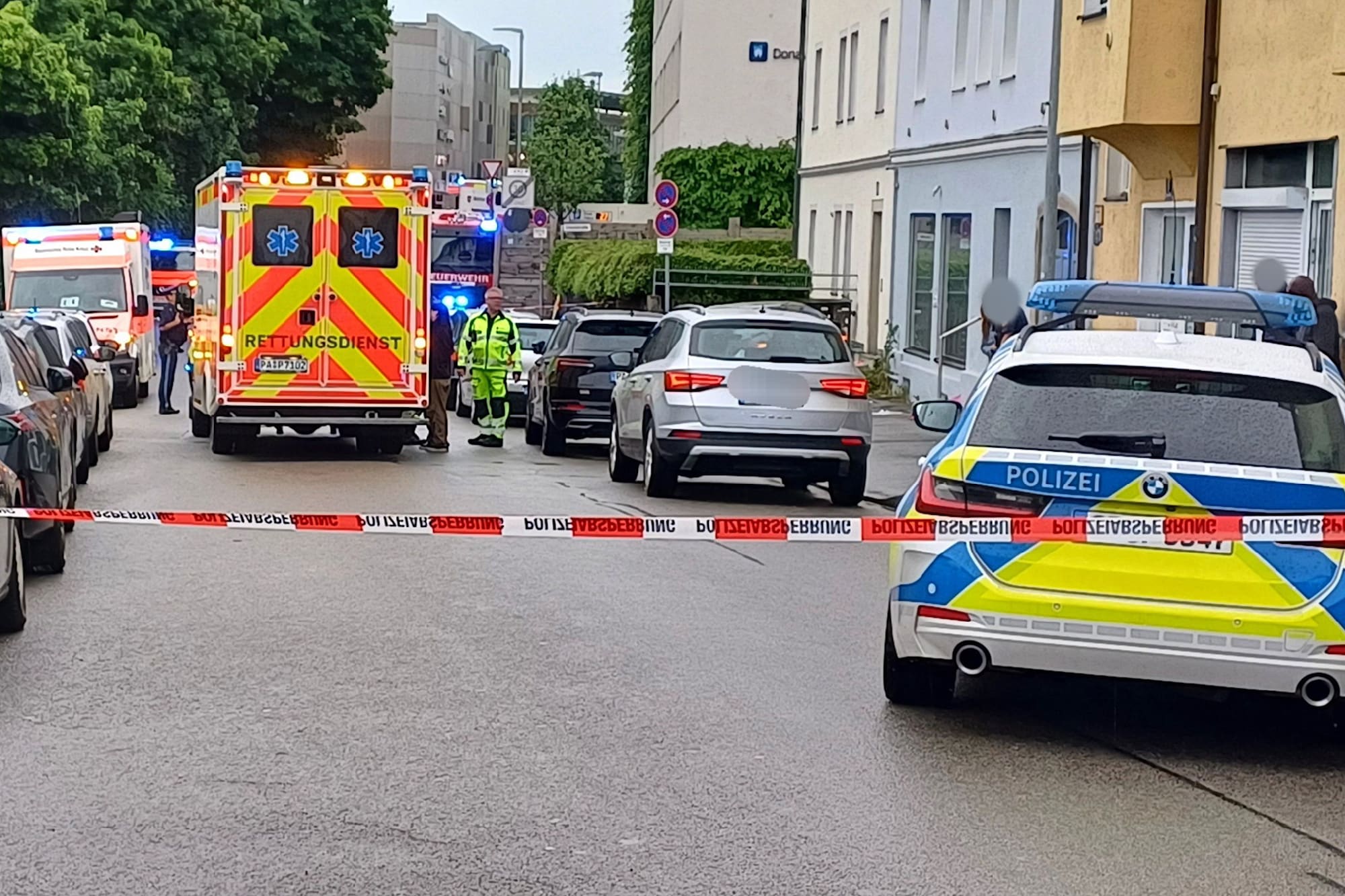 Incident șocant în Passau: Bărbat intră cu mașina în mulțime, rănindu-și soția și fiica de 5 ani