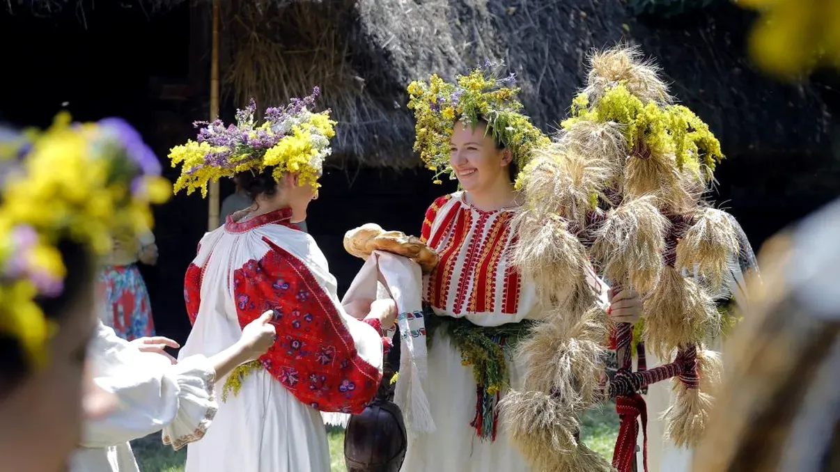 Magia Sânzienelor: Tradiții românești care aduc noroc, sănătate și iubire