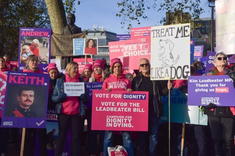 Parlamentul britanic aprobă eutanasia: un pas istoric pentru dreptul la o moarte demnă