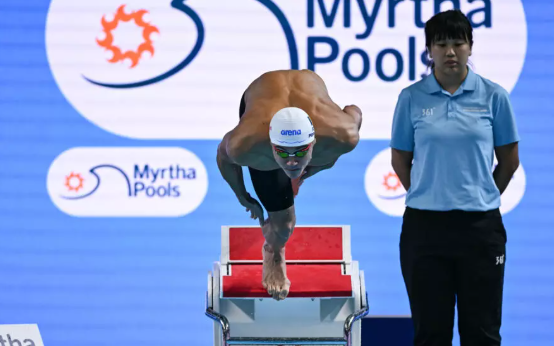 David Popovici scrie istorie în natație: Pentru a doua oară, campion mondial la ambele probe regină – 200 m și 100 m liber - VIDEO
