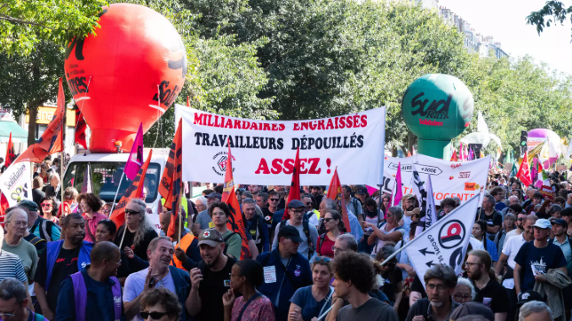 Manifestaţiile din Paris: zeci de mii de oameni în stradă împotriva reformelor guvernamentale - VIDEO