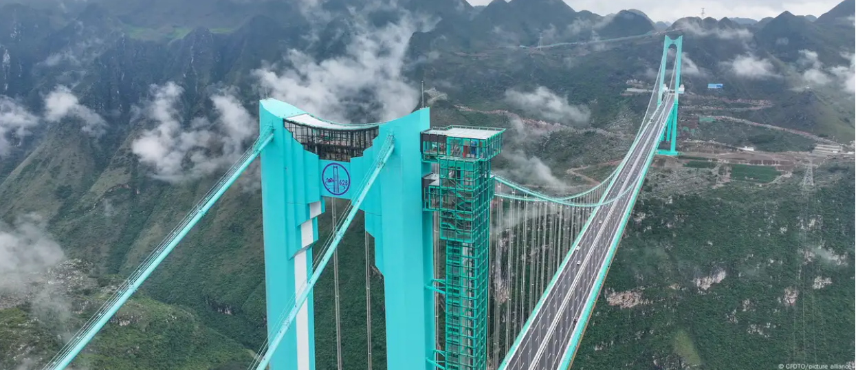 China inaugurează Podul Marelui Canion Huajiang: record mondial la 625 m deasupra râului - VIDEO