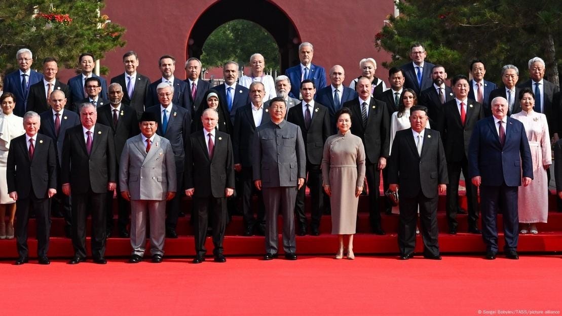 Beijing, locul controverselor: Năstase și Dăncilă, în fotografia de grup cu Xi, Putin și Kim