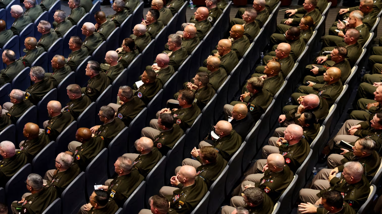 Trump s-a întâlnit cu 800 de generali și amirali, cerând o armată „mai dură” și implicată în orașele americane- VIDEO