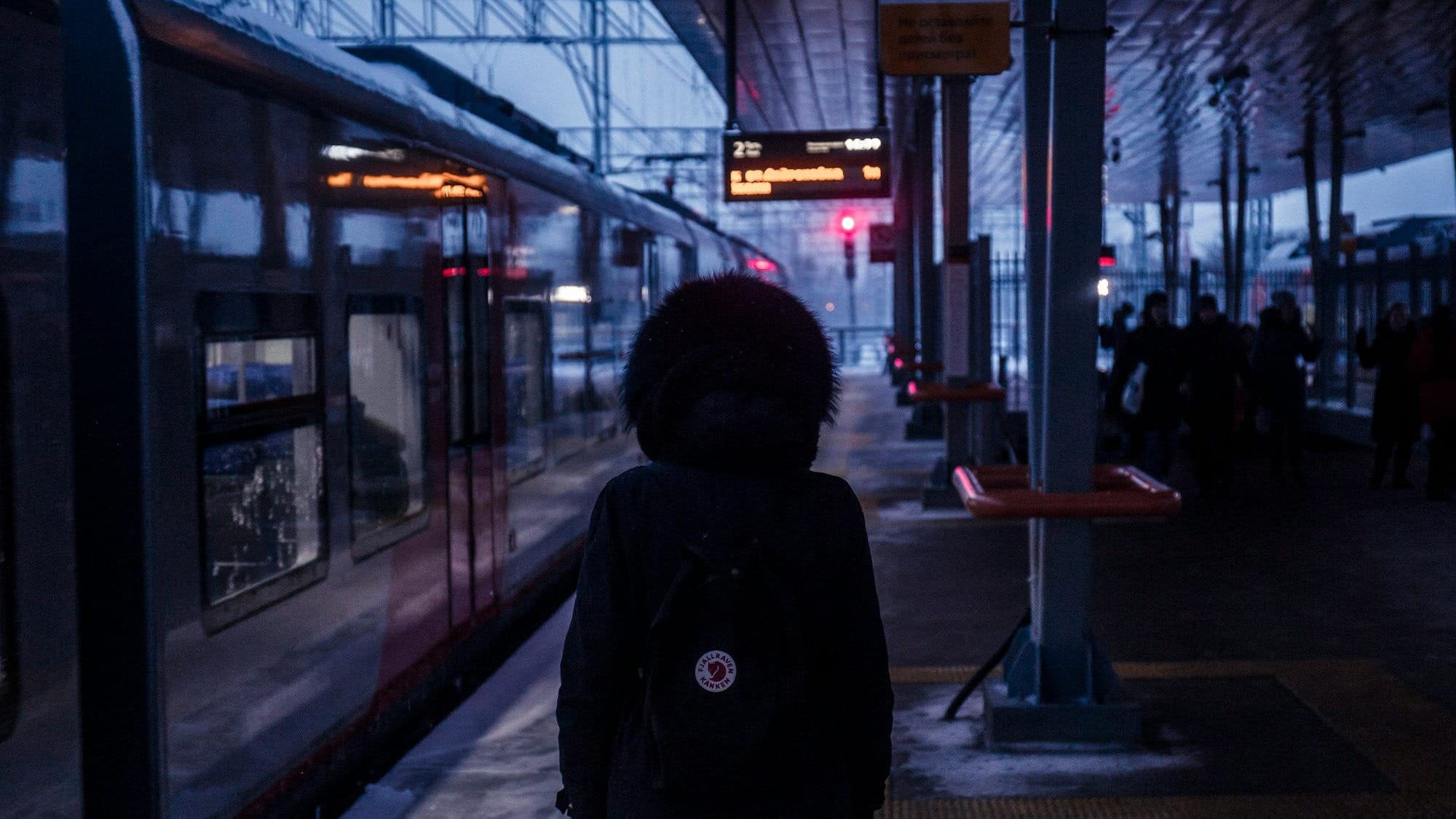 Criza invizibilă: în timp ce natalitatea scade, exodul românilor se accelerează