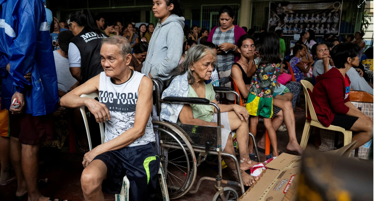 Peste un milion de persoane evacuate în Filipine, din cauza apropierii super-taifunului Fung-wong