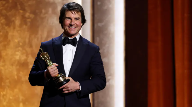 Tom Cruise primește primul său Oscar, un premiu pentru întreaga carieră la Governors Awards