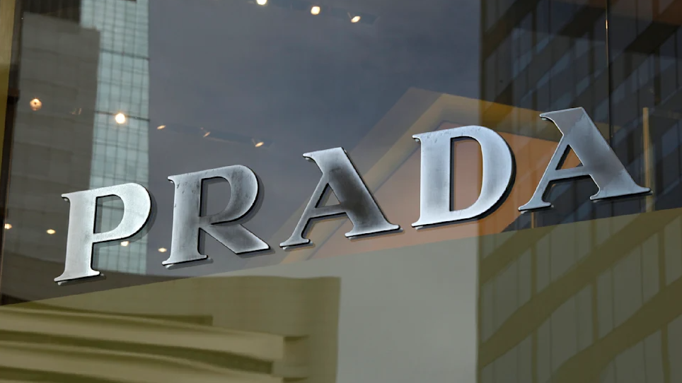 Prada preia Versace într-o tranzacție de 1,25 miliarde €: o schimbare de putere în moda italiană și un nou capitol pentru ambele case