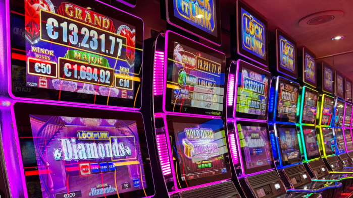 România înăsprește regimul jocurilor de noroc: primăriile pot interzice local casele de pariuri și sălile de jocuri