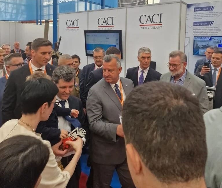 Președintele României a vizitat standul unei companii românești care dezvoltă soluții pentru războiul viitorului