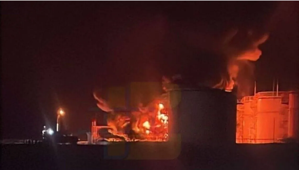 Ucraina lovește cu drone infrastructura petrolieră: România, direct afectată, se confruntă cu reducerea aprovizionării și creșterea prețurilor la carburanți imagine postare