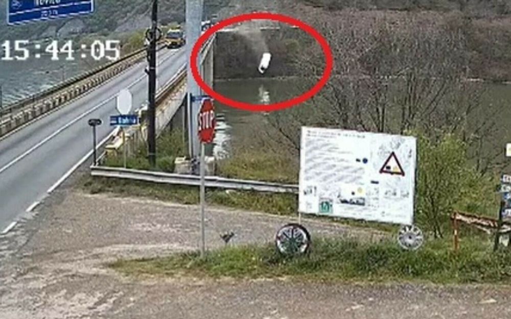 Accident cumplit în Mehedinți:Microbuz căzut în Dunăre după o coliziune imagine postare