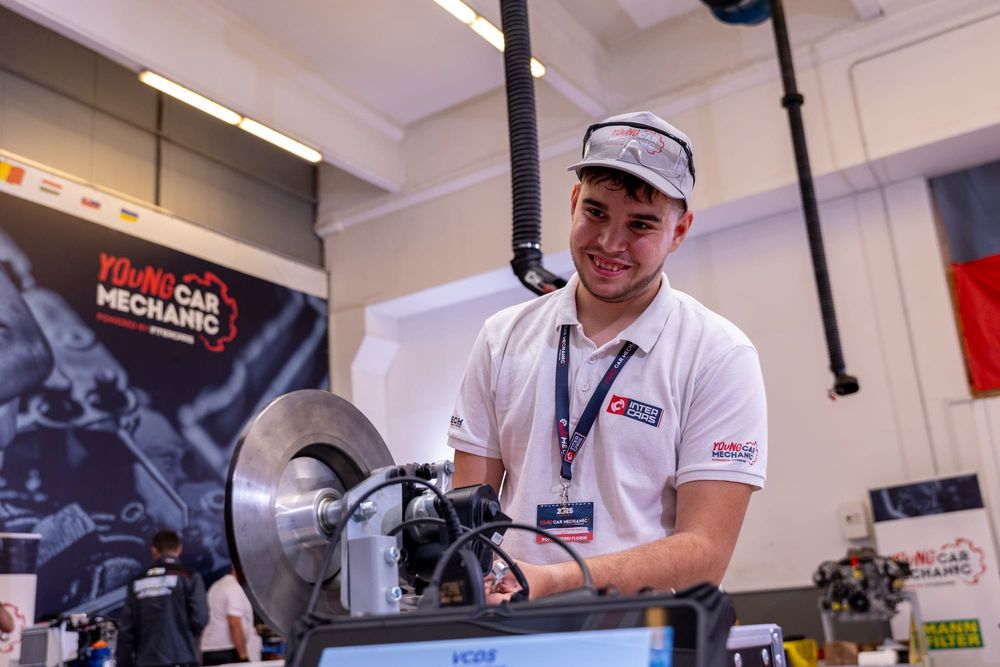 Câștigătorul concursului Young Car Mechanic România, desfășurat în parteneriat cu Ministerul Educației și Cercetării, este Andrei Florin Popa din Aleșd. imagine postare