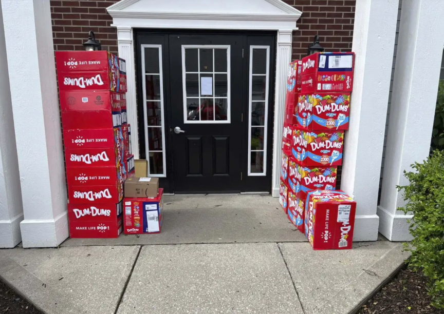 Un băiat de 8 ani a comandat din greșeală 70.000 de acadele: mama lui s-a trezit cu mii de dulciuri la ușă imagine postare