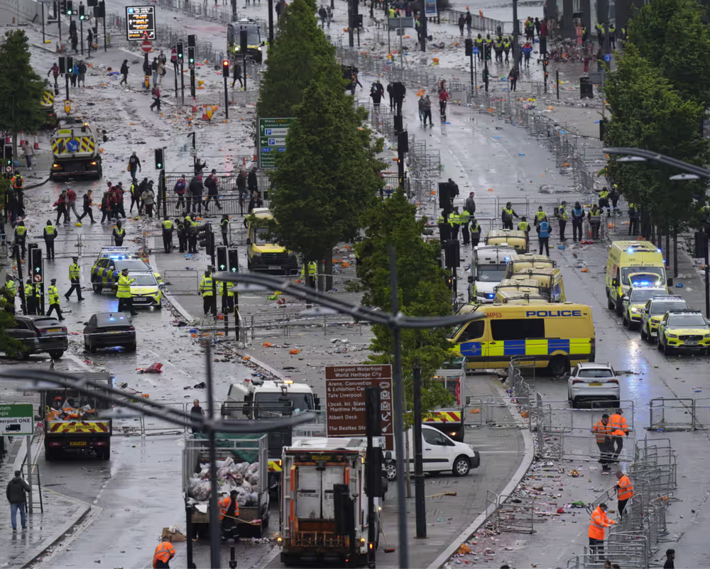 VIDEO: Scene de groază în Liverpool: un șofer lovește pietoni imediat după parada lui Liverpool FC imagine postare