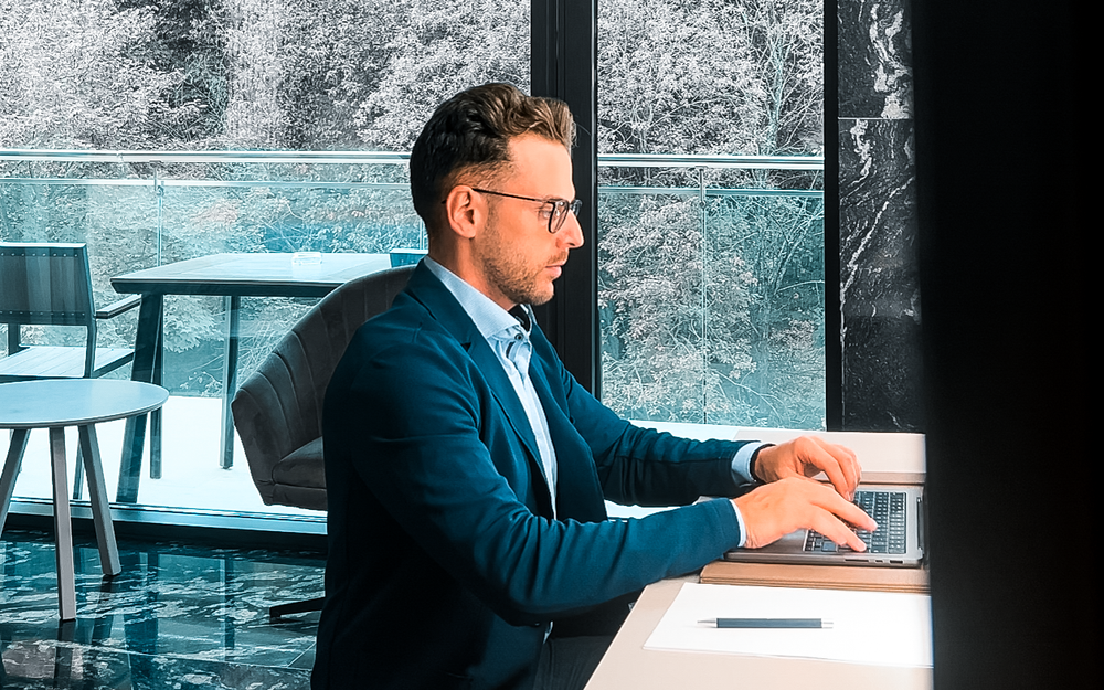 Marketing uman în era inteligenței artificiale – ce am schimbat când am fost înlocuit de un chat imagine postare